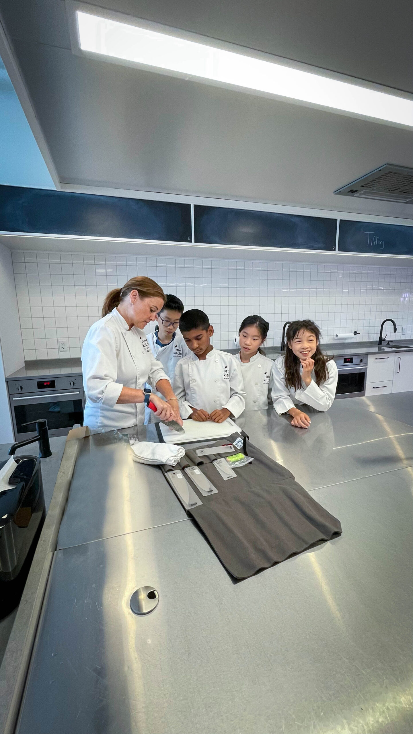 LKA Instructor demonstrating Progressive Knive Set to students