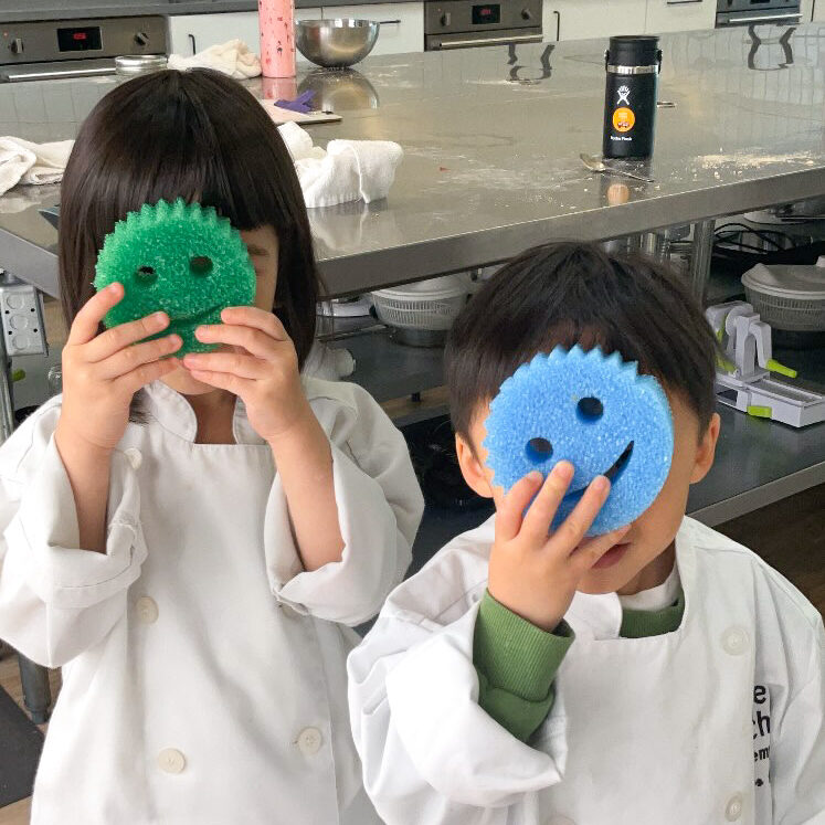 LKA Students posing with Scrub Daddy sponges