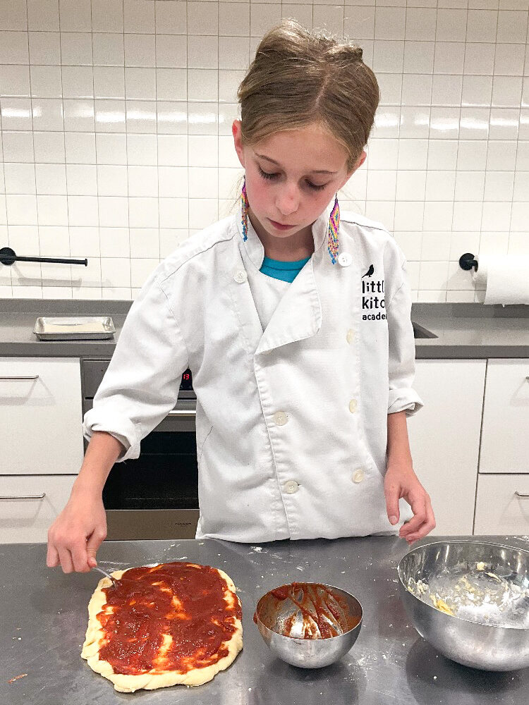 LKA student making pizza